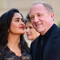 Pasangan yang menikah pada 2009 lalu ini tampil kompak dalam balutan busana serba hitam. Adapun Salma memilih gaun dengan atasan berbahan renda. (Foto: Christian Liewig - Corbis/Corbis via Getty Images)