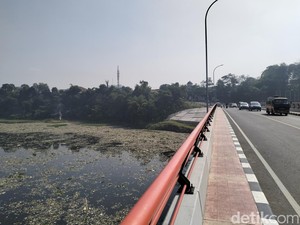 Pulau Sampah di Bawah Jembatan Batujajar yang Tak Kunjung Hilang