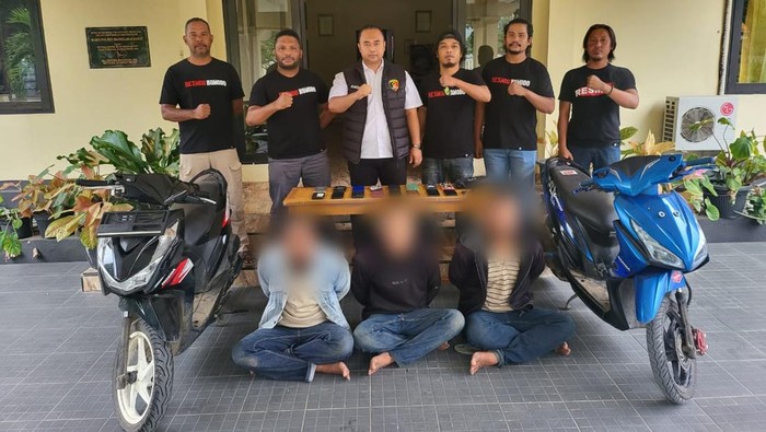 Satreskrim Polres Manggarai Barat menangkap tiga orang spesialis pencurian handphone (HP) di Labuan Bajo, Manggarai Barat, Nusa Tenggara Timur (NTT). (Foto: Istimewa)