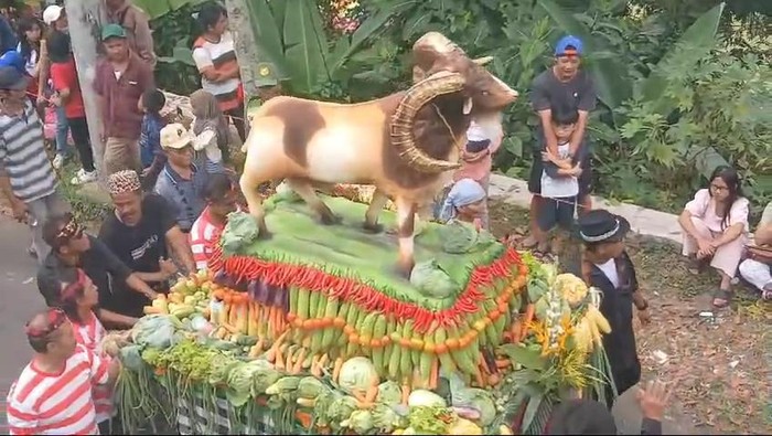 Sedekah bumi di Prigen, Pasuruan.