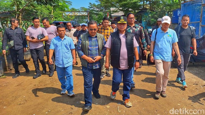 Sekda Jabar Herman Suryatman saat meninjau Sungai Citarum.