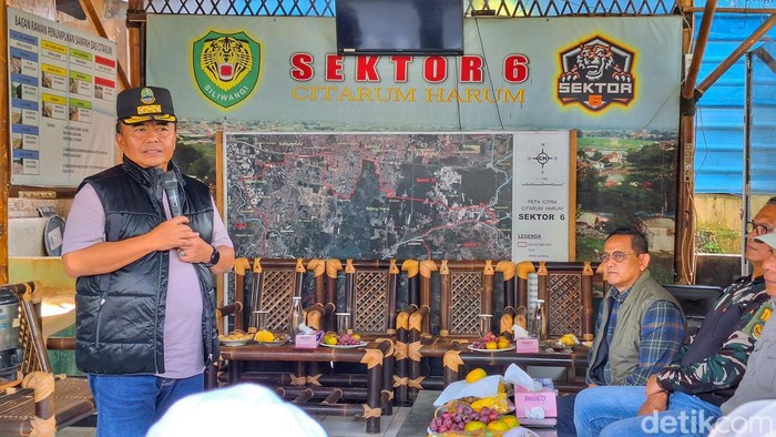 Sekretaris Daerah (Sekda) Jabar, Herman Suryatman, saat peninjauan sektor 6 Satgas Citarum Harum, Baleendah, Minggu (9/6/2024).