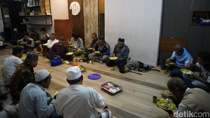 Semua orang bisa makan gratis di Masjid Pemuda Konsulat Surabaya