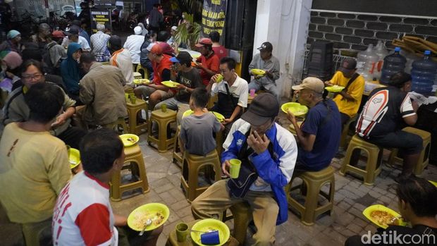 Semua orang bisa makan gratis di Masjid Pemuda Konsulat Surabaya