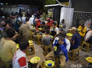 4 Pilar di Balik Viral Masjid Konsulat Pemuda Surabaya Beri Makan Gratis