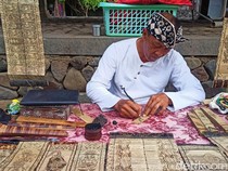 Mengenal Prasi, Seni Melukis Daun Lontar di Bali