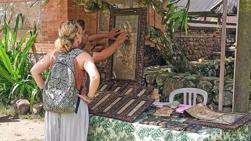 Seni melukis daun lontar atau prasi di Desa Tenganan Pegringsingan, Karangasem, makin diminati turis asing.