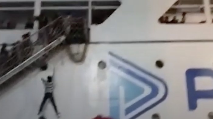 Seorang penumpang terlihat melompat dari kapal saat KM Umsini terbakar di Pelabuhan Makassar. Dokumen Istimewa
