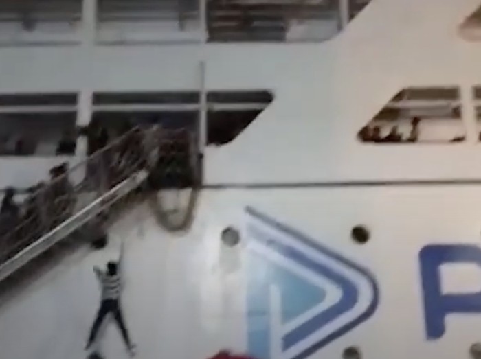 Seorang penumpang terlihat melompat dari kapal saat KM Umsini terbakar di Pelabuhan Makassar. Dokumen Istimewa
