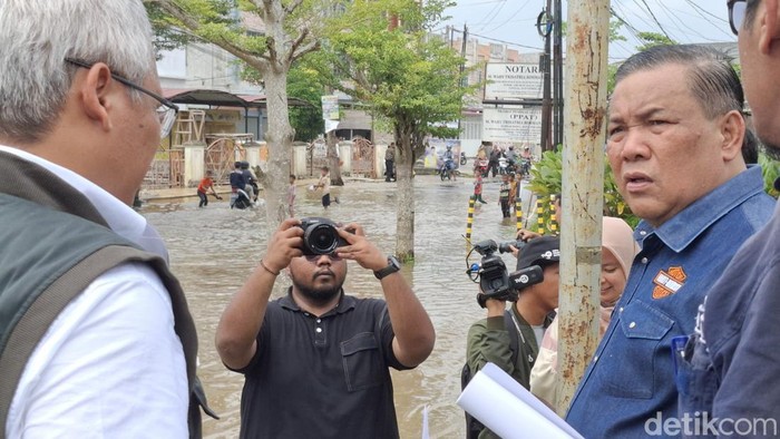 SF Hariyanto dan rombongan saat meninjau jalan rusak (Foto: Raja Adil Siregar/detikSumut)