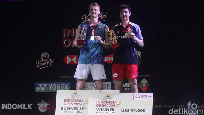 Shi Yu Qi Juara Tunggal Putra Indonesia Open 2024 Tunggal putra China Shi Yu Qi berhasil menjadi juara Indonesia Open 2024. Dia mengalahkan Anders Antonsen dari Denmark.