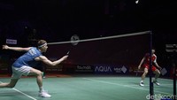 Shi Yu Qi dan Anders Antonsen bertanding di final Indonesia Open 2024 yang berlangsung di Istora GBK, Senayan, Jakarta, Minggu (9/6). 