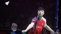 Shi Yu Qi mengalahkan Anders Antonsen dengan skor 21-9 di gim pertama Indonesia Open 2024. 
