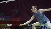 Anders Antonsen berusaha mengembalikan serangan Shi Yu Qi saat bertanding di final Indonesia Open 2024. 