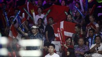 Suporter Shi Yu Qi dan Anders Antonsen terus memberikan dukungan kepada atlet kesayangannya. 