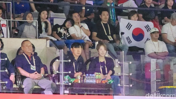 Shin Tae-yong nonton Indonesia Open 2024 di Istora.