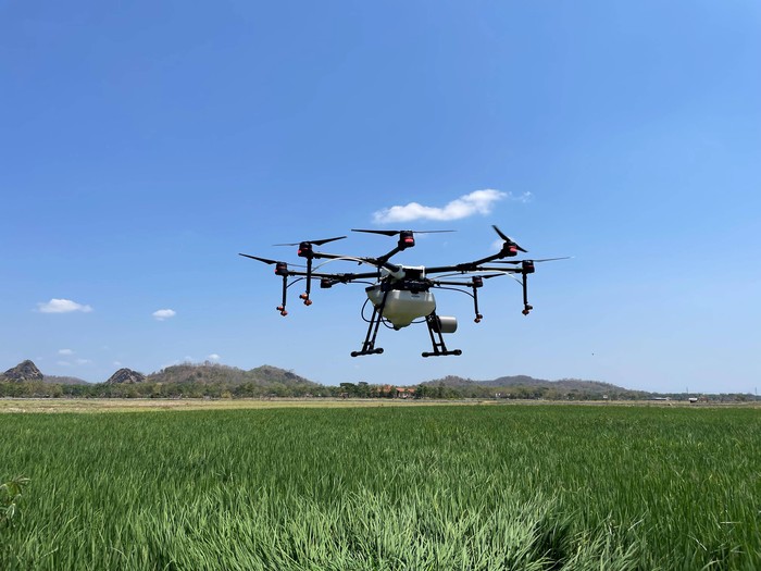 Smart farming menggunakan drone.