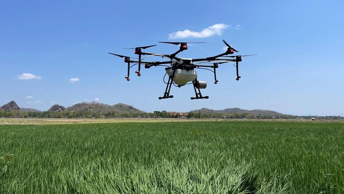 Smart farming menggunakan drone.
