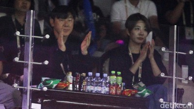 STY dan Istri Nonton Final Indonesia Open 2024