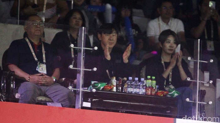 Pelatih Timnas Indonesia Shin Tae-yong menyempatkan hadir untuk menonton final Indonesia Open 2024 di Istora Senayan, Jakarta, Minggu (9/6). STY nonton dengan didampingi istrinya.
