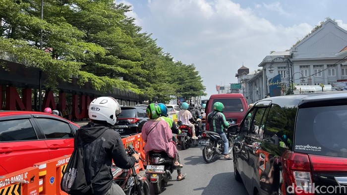 Suasana macet di Bandung.