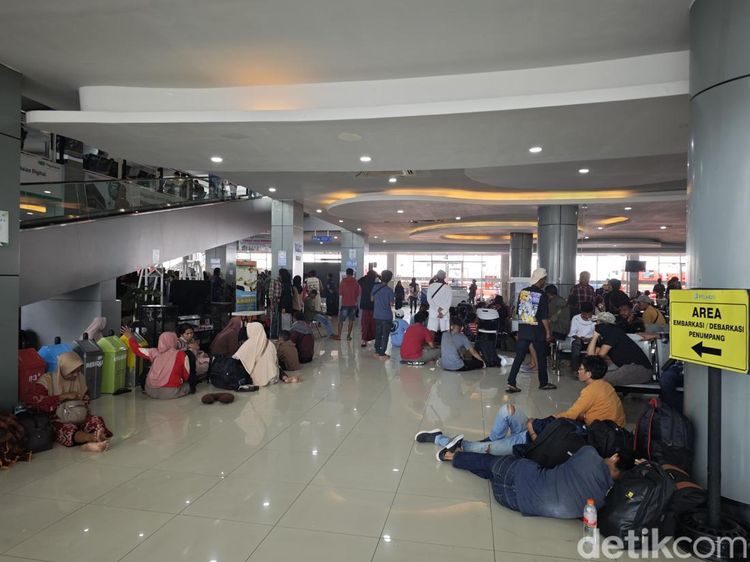 Potret Penumpang di Pelabuhan Soekarno Hatta Makassar Usai KM Umsini Terbakar