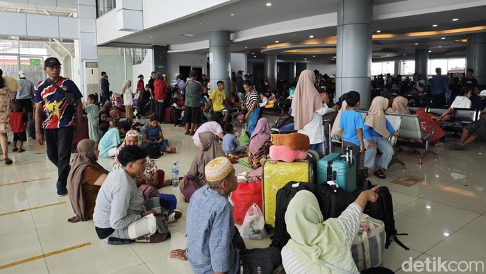 Suasana penumpang di Pelabuhan Soekarno Hatta Makassar setelah KM Umsini terbakar.
