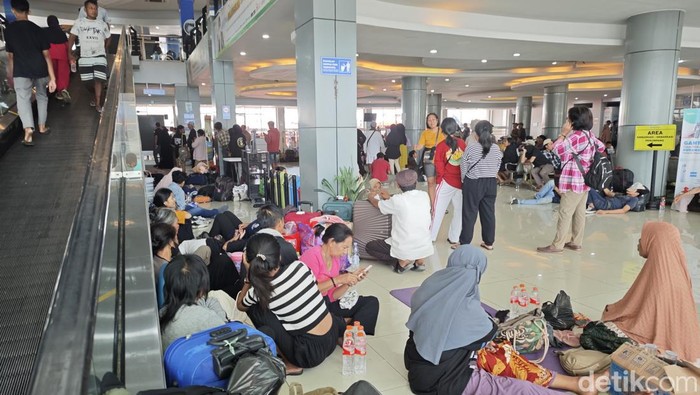 Suasana penumpang di Pelabuhan Soekarno Hatta Makassar setelah KM Umsini terbakar.