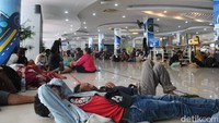 Foto: Penumpang di Pelabuhan Soekarno Hatta Makassar beristirahat sembari menunggu jadwal keberangkatan setelah KM Umsini terbakar. (Andi Audi/detikSulsel)