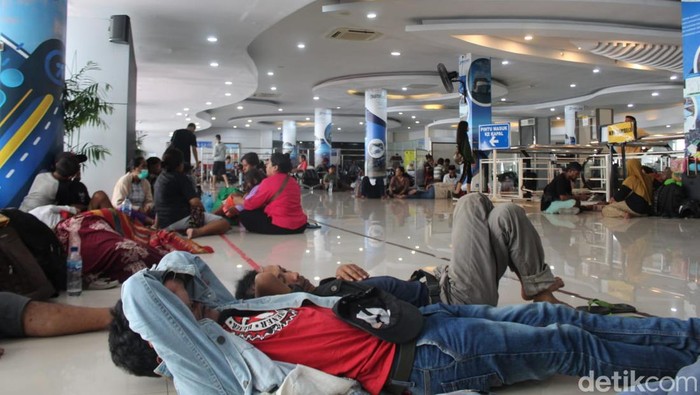 Suasana penumpang di Pelabuhan Soekarno Hatta Makassar setelah KM Umsini terbakar.