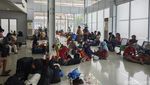 Potret Penumpang di Pelabuhan Soekarno Hatta Makassar Usai KM Umsini Terbakar