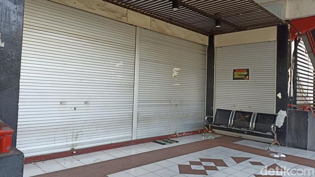 Suasana tempat karaoke yang dirusak sekelompok pengunjung.