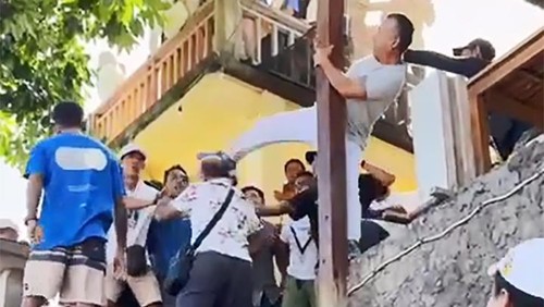 Tangkapan layar video viral perkelahian WNA India dengan sopir angkutan wisata di Pantai Kelingking, Nusa Penida, Klungkung, Sabtu (8/6/2024).