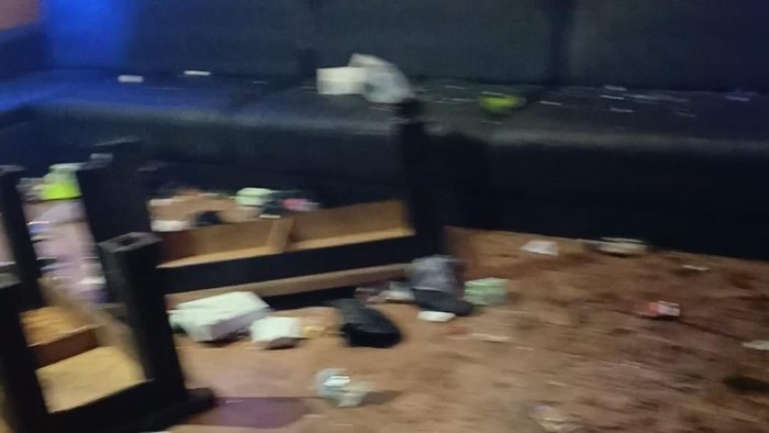 Tangkapan layar video viral tempat karaoke di Blitar dirusak oknum pengunjung.