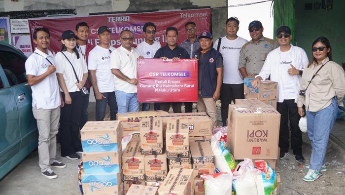 Telkomsel Branch Ternate melalui CSR TERRA menyalurkan bantuan logistik ke Posko Bencana Gunung Ibu di Halmahera Barat, Maluku Utara.