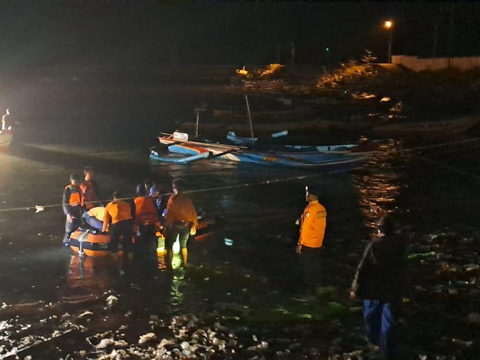Tim SAR gabungan mengevakuasi jenazah seorang remaja yang terseret arus di Pantai Teluk Penyu Cilacap, Minggu (9/6/2024) malam.