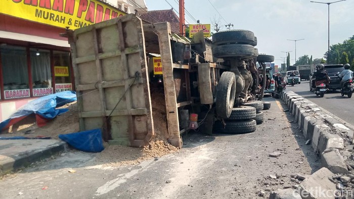 Truk dump muatan terguling di jalan Jogja-Solo Desa Kebondalem Kidul, Kecamatan Prambanan, Klaten.