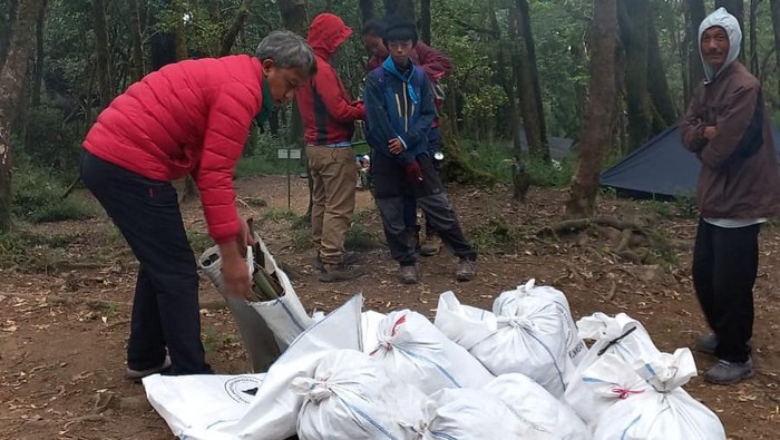 Tumpukan karung sampah di Gunung Ciremai