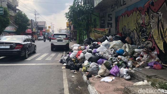 Tumpukan sampah di Jalan Mataram, Danurejan, Kota Jogja, Minggu (9/6/2024) sore.