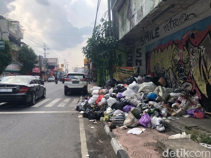 Tumpukan sampah di Jalan Mataram, Danurejan, Kota Jogja, Minggu (9/6/2024) sore.