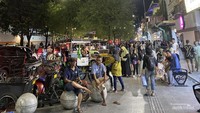 Menikmati malam di tepi Jalan Malioboro.