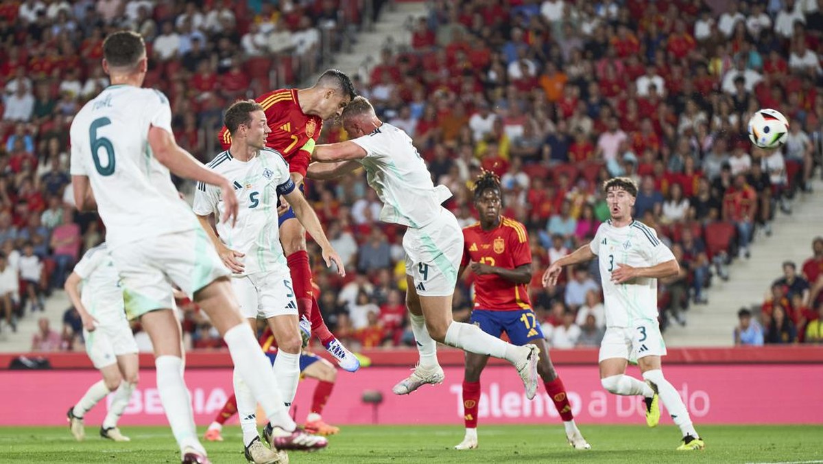 Gol sundulan Alvaro Morata ke gawang Irlandia Utara. (Foto: Getty Images/Rafa Babot)