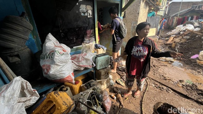 Warga Cibangkong Bandung beres-beres pasca musibah pipa PDAM pecah