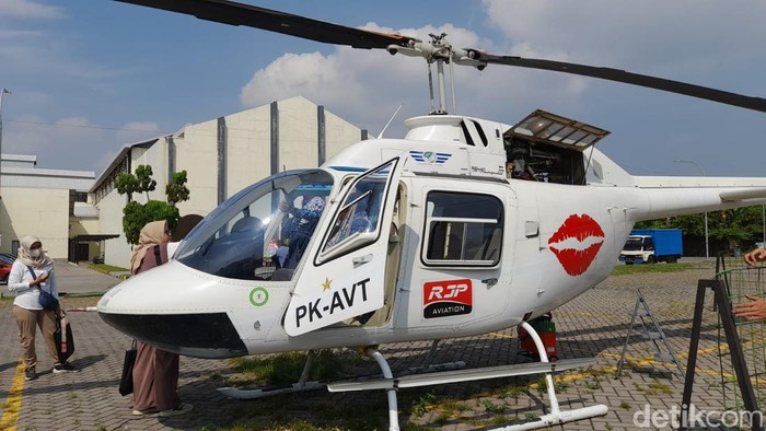 Wisata udara menggunakan helikopter perdana di Kota Solo, Minggu (9/6/2024).