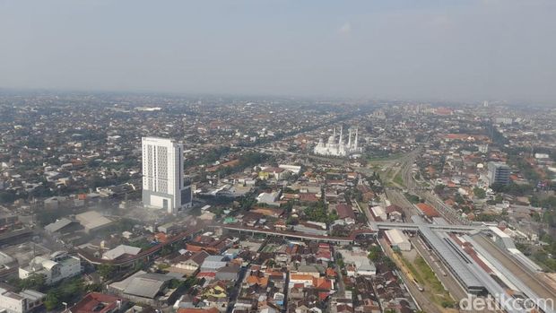 Wisata udara menggunakan helikopter perdana di Kota Solo, Minggu (9/6/2024).