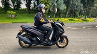 Figur tenaga baru ini memberikan sensasi yang lebih baik dari dari Yamaha Lexi versi terdahulunya. Untuk pemakaian commuter Jakarta , Yamaha Lexi menawarkan akselerasi yang responsif. Apalagi diajak selap-selip di tengah kemacetan, Yamaha Lexi terbilang lincah dengan sokongan tenaga yang mumpuni. Foto: Ridwan Arifin