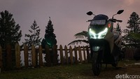 Yamaha mengungkapkan mesin yang dipakai Lexi LX 155 adalah mesin Blue Core 155cc generasi terbaru yang mendapatkan rombakan pada desain camshaft, piston, head, jalur oli dan beberapa bagian lainnya. Efek dari improvement ini adalah meningkatnya efisiensi mekanis yang membuat mesin motor menjadi minim gesekan dan vibrasi, sehingga akselerasi serta performanya menjadi lebih baik. Foto: Ridwan Arifin