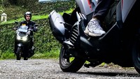 Ada deretan resep Yamaha bikin Lexi ini begitu menyenangkan dikendarai. Di atas kertas, Mesin terbaru pada Lexi LX 155 menghasilkan tenaga maksimum sebesar 11.3 kW (15,4 HP) pada putaran 8000 rpm. Mengendarai Yamaha Lexi 155 juga makin menyenangkan berkat torsi maksimum sebesar 14.2 Nm pada 6500 rpm. Selain itu, mesin Lexi LX 155 juga telah berteknologi VVA (Variable Valve Actuation), SOHC, 4 valve dan liquid cooled. Foto: Ridwan Arifin