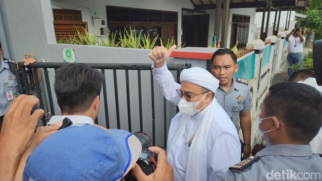Acungkan Jempol, Habib Rizieq Tiba di Bapas Jakpus Ambil Surat Bebas Murni (Adrial/detikcom)