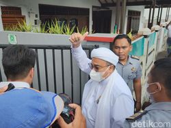 Momen Habib Rizieq Tiba di Bapas Jakpus Ambil Surat Bebas Murni